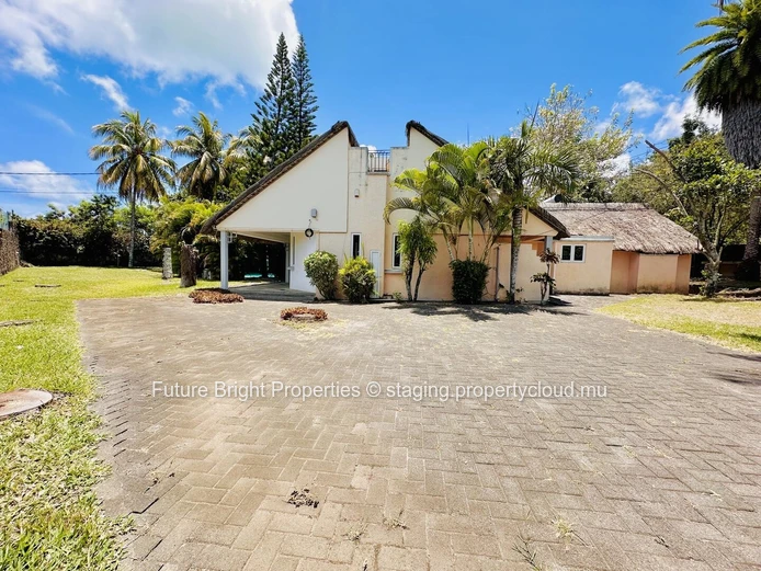 The Tropical Charm of a Spacious Creole Home in Grand Baie