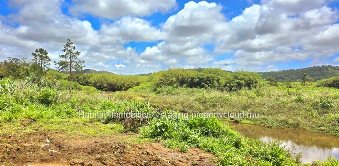Discover this beautiful residential plot of 288 toises in Midlands, ideally located by the river, offering a peaceful...