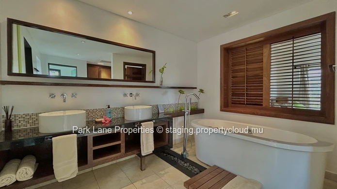 Villa de 4 chambres de style balinaise avec piscine débordante et accès à la plage