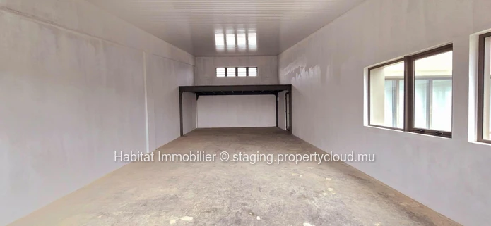 Unfurnished office of 84m2 + a mezzanine of 23m2, located in a newly built Business Park in Calebasses