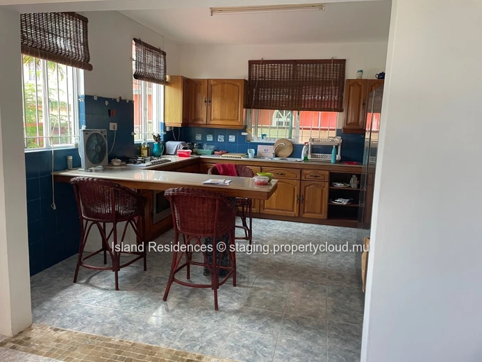 Spacious family home with 5 bedrooms, pool and covered parking