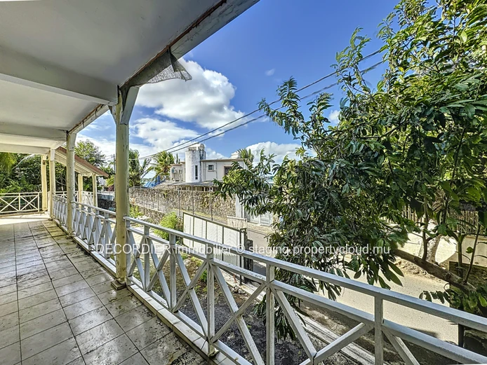 Colonial house to renovate with sea view on the top floor (Sole Mandate)
