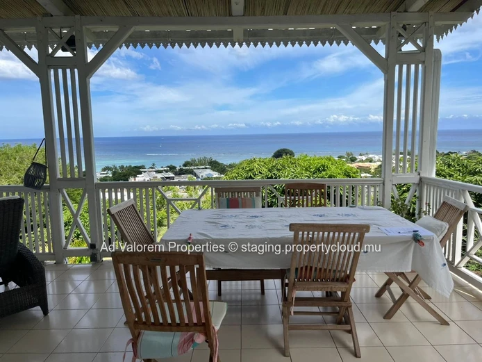 Propriété d’Exception à Tamarin – Deux Maisons sur 3 165 m² avec Piscine et Superbe Vue