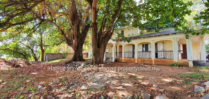 FOR SALE - Charming unfurnished beachfront family house of 400 m2 on a leasehold land of 1 arpent 16 enjoys a wonderf...