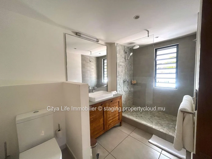 Luxurious RES Villa with Private Pool in Rivière Noire - Black River Area! 3 Beds, Solar Panels, Close to Amenities. ...