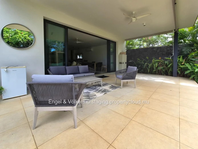 Stylish West Coast Villa Close to Beaches & Amenities