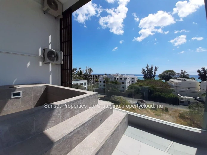 Penthouse with breathtaking views of the lagoon. Located only 100m from the beach