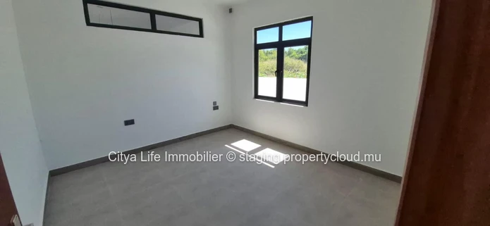 Maison à vendre à Grand Gaube, 250m², terrain de 520m², 4 chambres, piscine privée. Prix : Rs.
