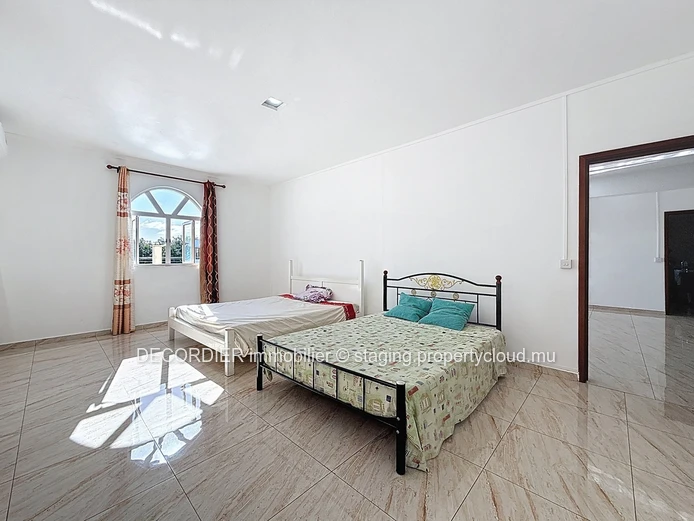 Large 287 m² house for sale