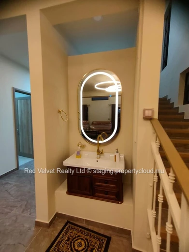 Elegant 4-Bedroom House for Rent in Ébène 