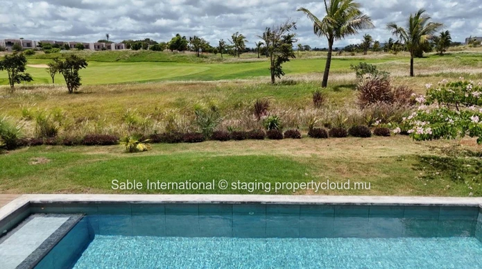 Villa RES à vendre à Beau Champ, 589m² habitable, 2.400m² terrain, 5 chambres, piscine privée, accès mer, salle de gym.
