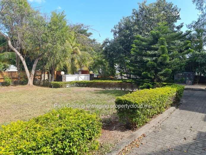 Bright 4-Bedroom Family Home with Garden & Pool