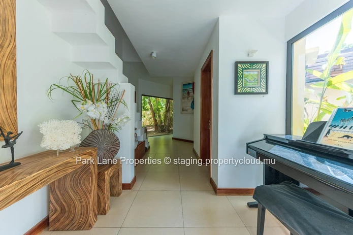 Mountain Retreat Oasis: Tropical Luxury Villa with Resort Amenities