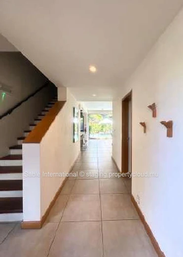 Villa PDS 181m², 3 chambres, piscine privée, proche bus et golf, meublée, climatisée, lumineuse.  à Rivière Noire.