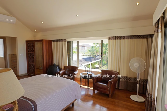 Villa PDS à vendre à Grand Baie, 378m², terrain 1 000m², piscine privée, bureau, options web, accessible aux étrangers.