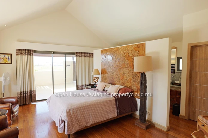 Villa PDS à vendre à Grand Baie, 378m², terrain 1 000m², piscine privée, bureau, options web, accessible aux étrangers.