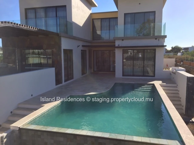 Villa meublée spacieuse avec 6 chambres, garage et piscine dans un morcellement sécurisé