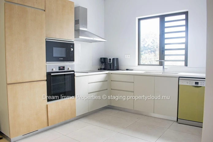 Baisse De Prix ! Appartement Meuble Situe Au 1Er Etage - Plage A Pieds A Pereybere - Ile Maurice.