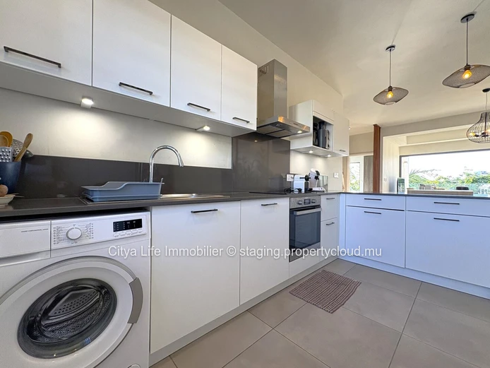 REZ+2 à vendre à Pereybere, 105m², 2 chambres, piscine commune, terrain en pleine propriété, parking, chauffe-eau sol...