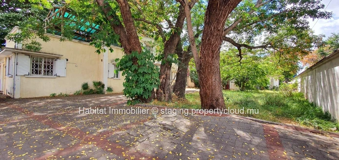 FOR SALE - Charming unfurnished beachfront family house of 400 m2 on a leasehold land of 1 arpent 16 enjoys a wonderf...