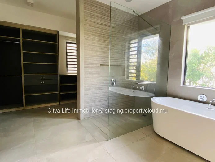 Appartement à vendre à Péreybère, 300m², 3 chambres, bureau, piscine commune, vue mer, prix 2,4M €. Accessible aux ét...