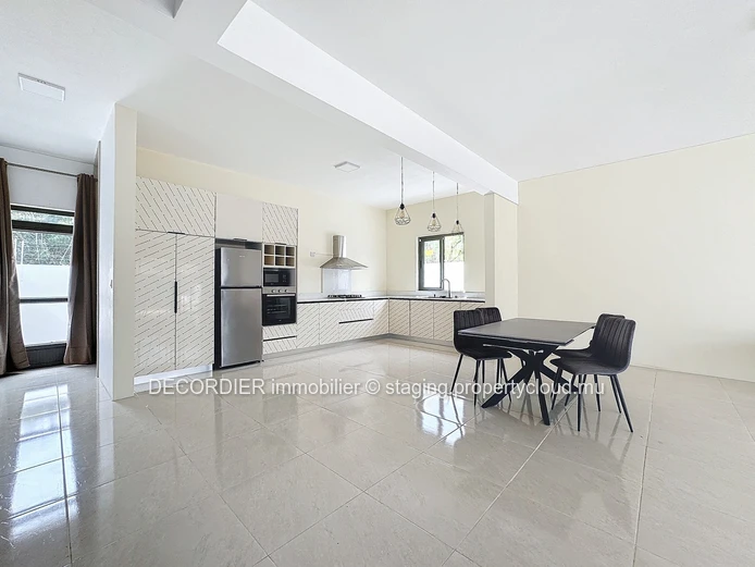 New and cozy duplex nestled 10 minutes walk from the beach