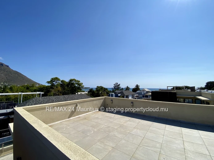 Stunning Penthouse with Breathtaking Sea Views and Direct Beach Access to Tamarin Bay