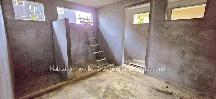 Unfinished family house, very spacious, of 420m2 on a plot of 219 toises, located in the center of Curepipe
