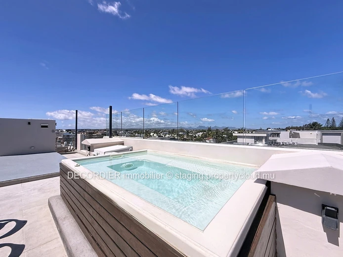Penthouse with sea view in Pereybere