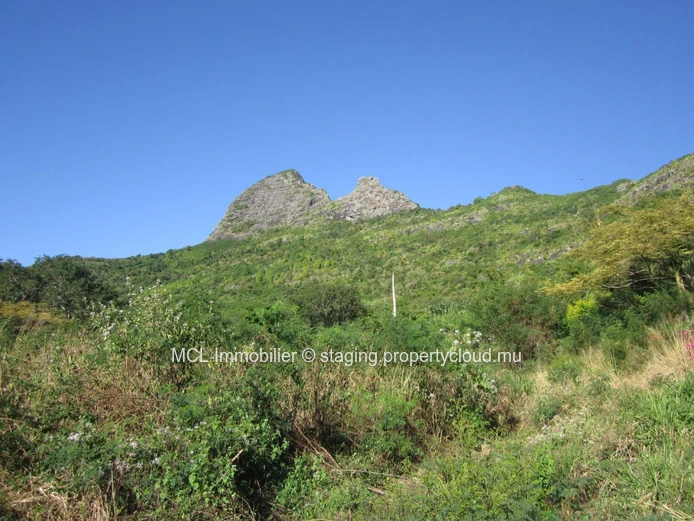 Terrain résidentiel de 7,851m2 à Pailles