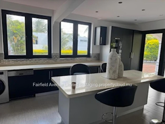 : Maison à vendre à Roches Noires, Rivière du Rempart, grande maison, 4 chambre a coucher avec ensuite. Proche commer...
