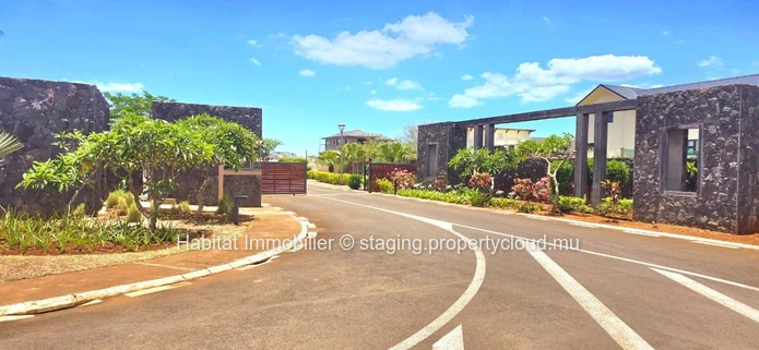 Big plot of 570 toises (2,166 m2 / 51 perches), located in the gated community “West Cape”, in Tamarin