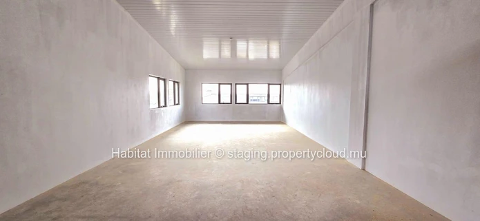 Unfurnished office of 84m2 + a mezzanine of 23m2, located in a newly built Business Park in Calebasses