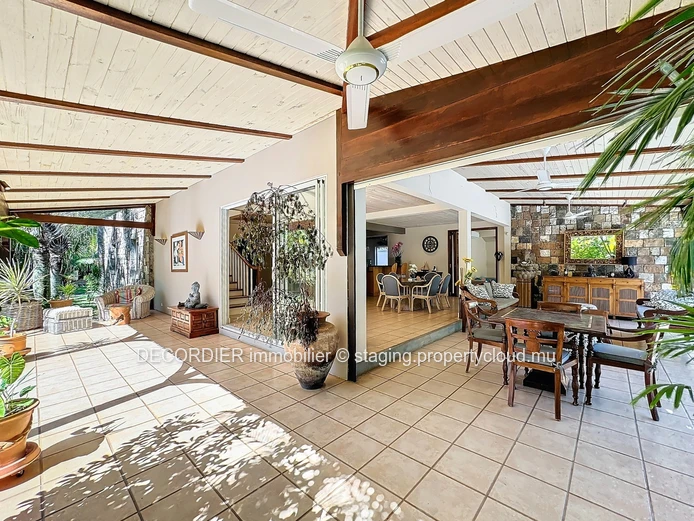 Grande maison contemporaine avec piscine et jardin