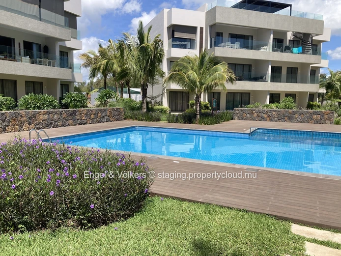Exquisite Ground-Floor Apartment Steps from the Beach