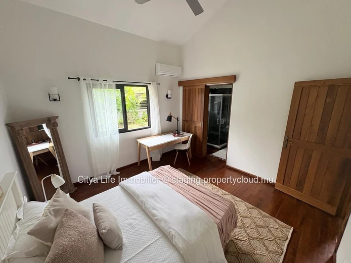 Villa à vendre à Mont Piton, 250m², terrain 1,025m², 4 chambres, piscine privée, sécurisé, proche écoles, prix Rs.