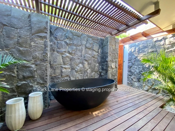 Villa d'exception en flanc de montagne avec vue mer