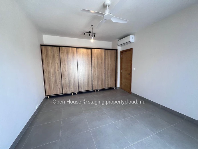 Luxurious penthouse with 3 bedrooms including a master suite, 2 bathrooms, and a swimming pool, located just 300 mete... (Sole Mandate)
