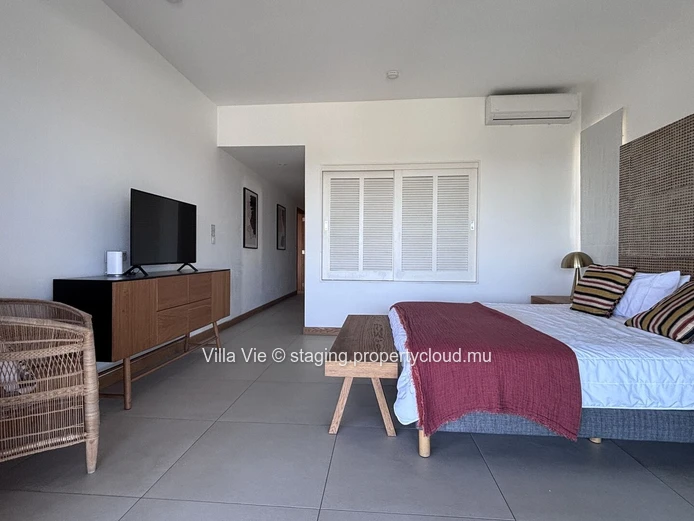 Grand Gaube - Spacious 3-bedroom penthouse with en-suite bathrooms, office, swimming pool, and sea views
