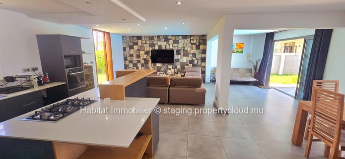 Découvrez cette charmante maison familiale meublée et équipée de 310 m² sur un terrain de 222 toises, idéalement situ...
