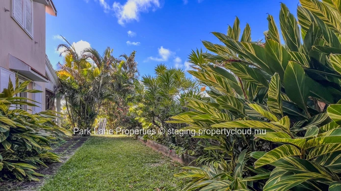 Maison familiale avec jardin arboré à Floréal – Cadre paisible, sécurité renforcée et vue montagne