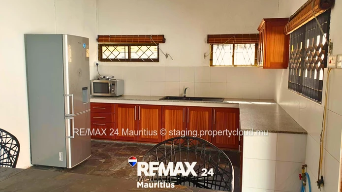 Villa meublée à Flic en Flac – Rs 15M négociable. 3 chambres dont 2 en suite + mezzanine en suite, p
