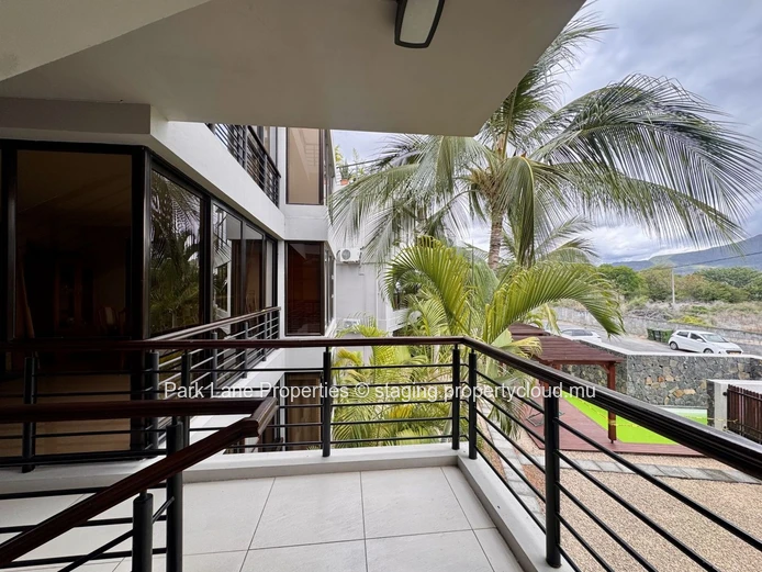 Great apartment close to the La Preneuse beach