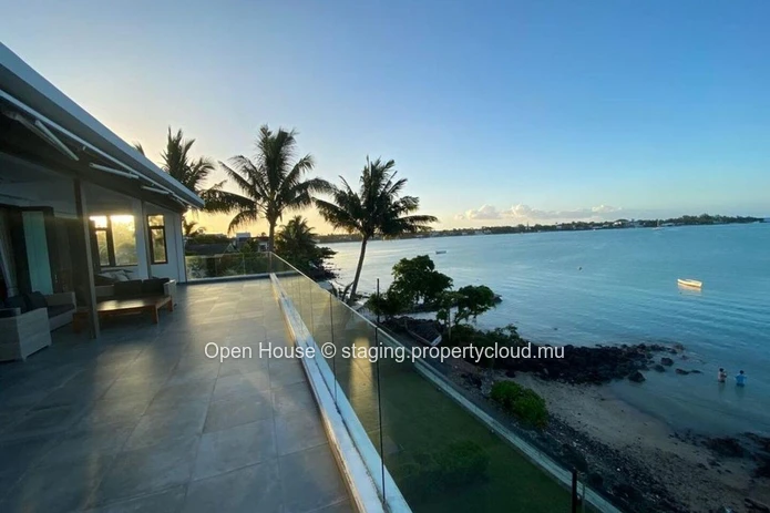 Penthouse pieds dans l'eau, 4 chambres, 4 salles de bain, piscine, vue sur la mer. Grand Baie. Marché local uniquement