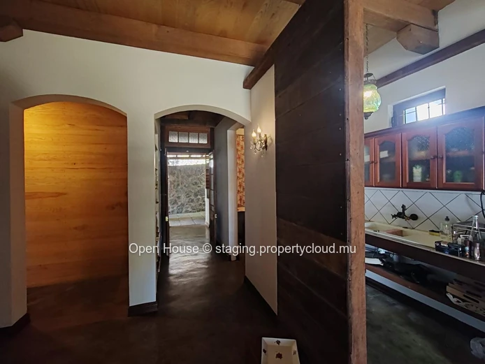 VILLA MAURICIEN à vendre à Tamarin, Rivière Noire. 390m², 4 chambres, piscine privée, cuisine équipée, jardin.