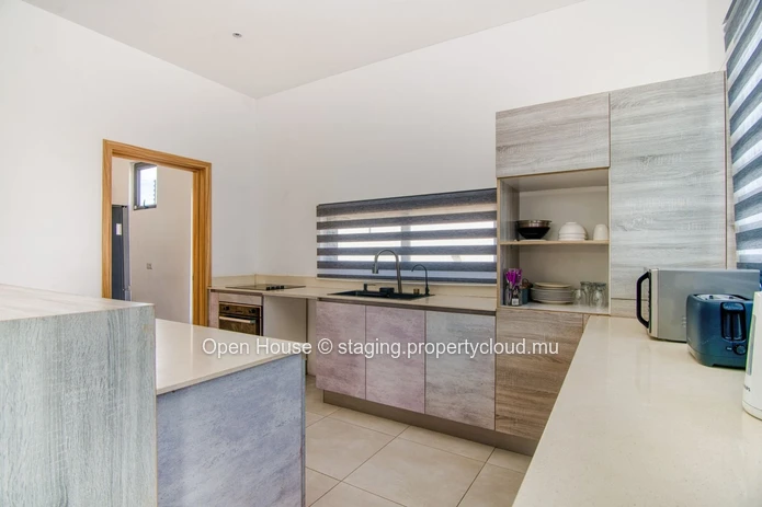 FOR SALE - Local market - fully furnished house - Grand Baie, 160m², land 380m², 5 bedrooms, private pool, parking, g...
