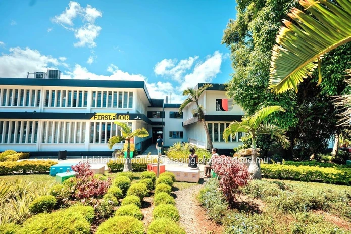 Unfurnished, air-conditioned office of 112.2 m2 situated in Floréal  