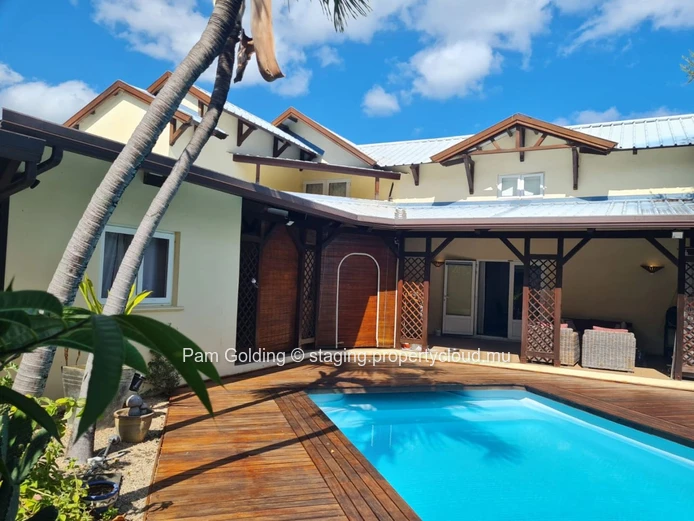 Bright 4-Bedroom Family Home with Garden & Pool