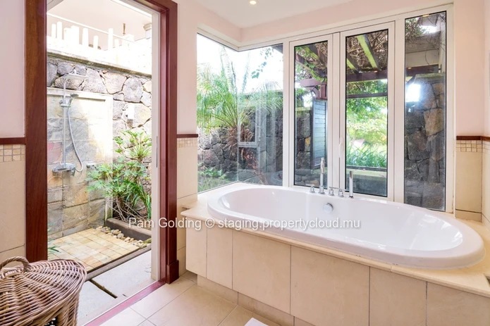 Fantastic light and bright villa ready to move in.