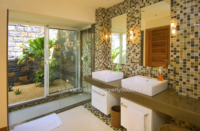  Pointe aux Canonniers : Luxury 4-Bedroom Villa with Sea View and Access